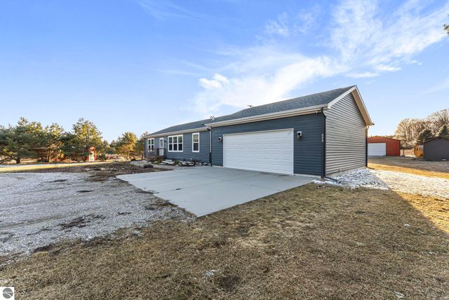 2082 S Mackinaw Trail, Cadillac, MI 49601