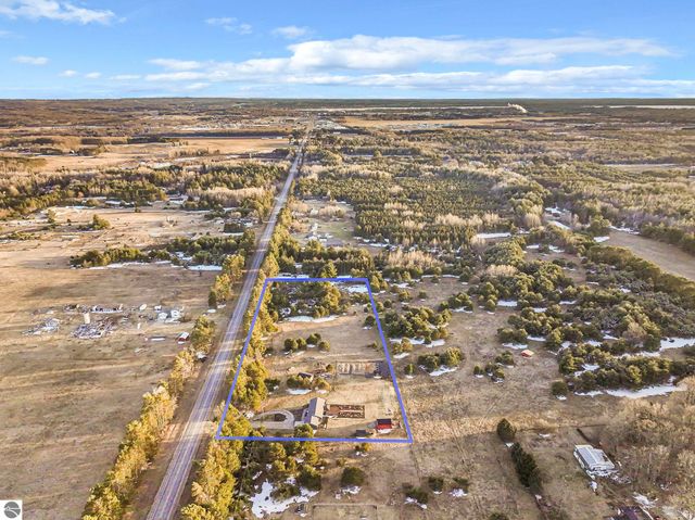 2082 S Mackinaw Trail, Cadillac, MI 49601