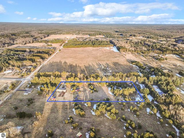 2082 S Mackinaw Trail, Cadillac, MI 49601