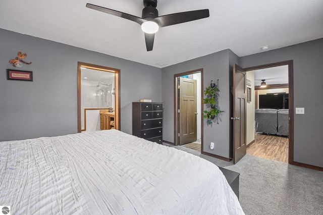 2082 S Mackinaw Trail, Cadillac, MI 49601