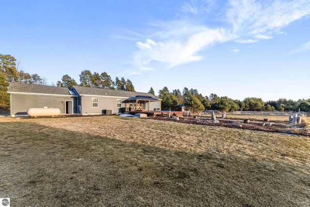 2082 S Mackinaw Trail, Cadillac, MI 49601