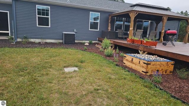 2082 S Mackinaw Trail, Cadillac, MI 49601