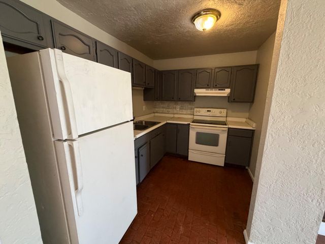 215 La Vida Nueva Del Oeste SW, Albuquerque, NM 87105