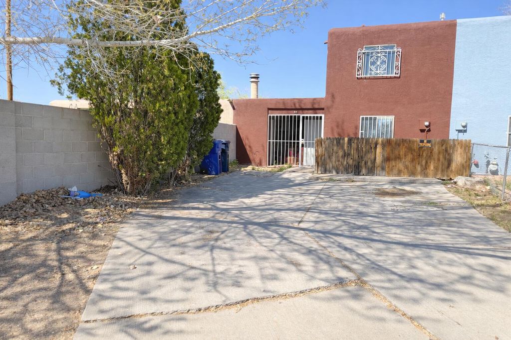 215 La Vida Nueva Del Oeste SW, Albuquerque, NM 87105