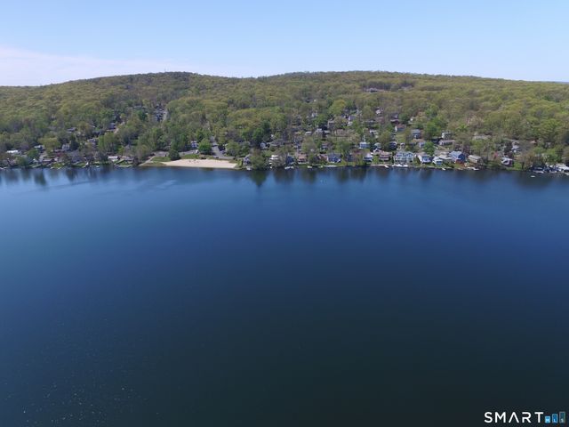 6 Lakeview Place, Middlefield, CT 06455