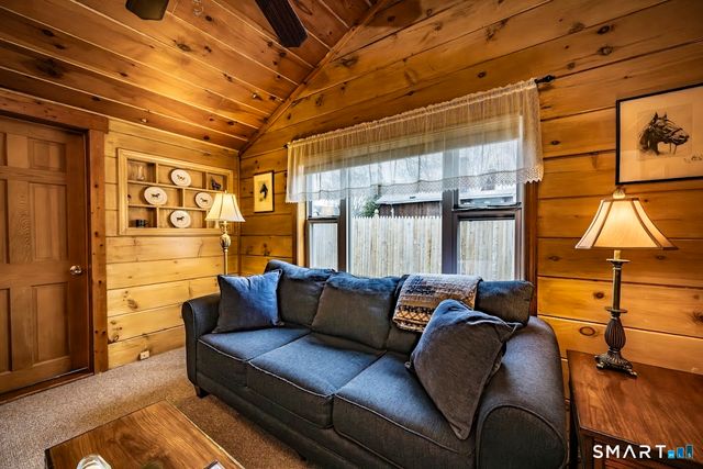 6 Lakeview Place, Middlefield, CT 06455