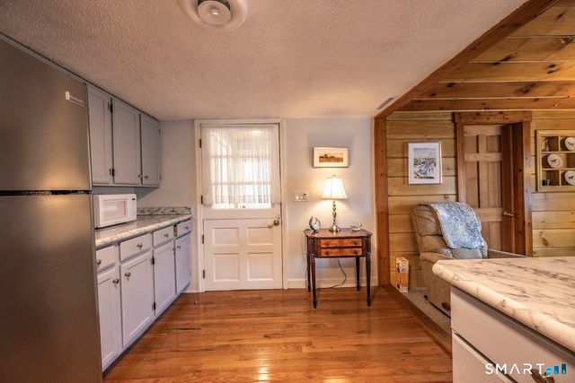 6 Lakeview Place, Middlefield, CT 06455