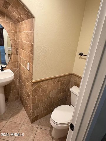 2909 N 48TH Street, Phoenix, AZ 85018