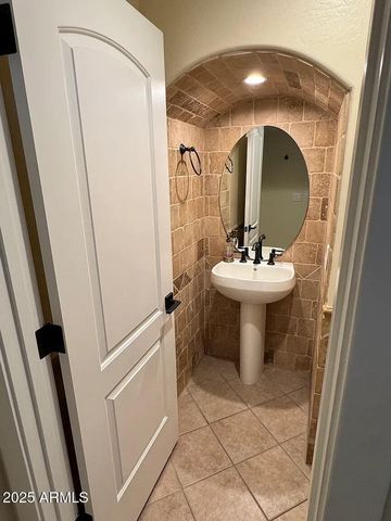 2909 N 48TH Street, Phoenix, AZ 85018