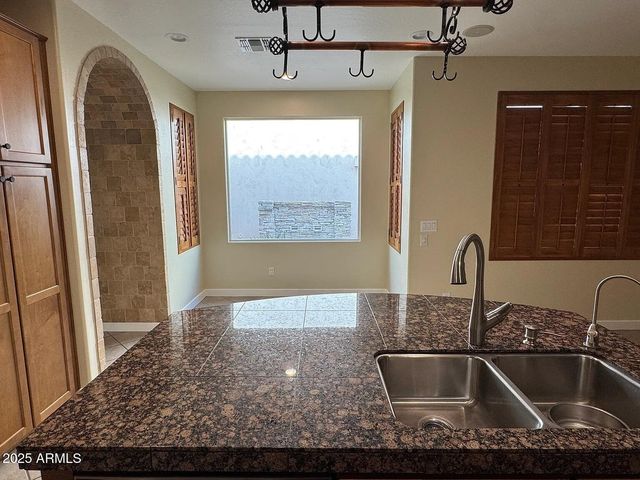 2909 N 48TH Street, Phoenix, AZ 85018