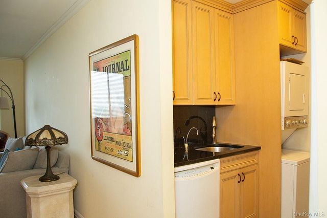 26910 Grand Central Parkway 22F, Floral Park, NY 11005