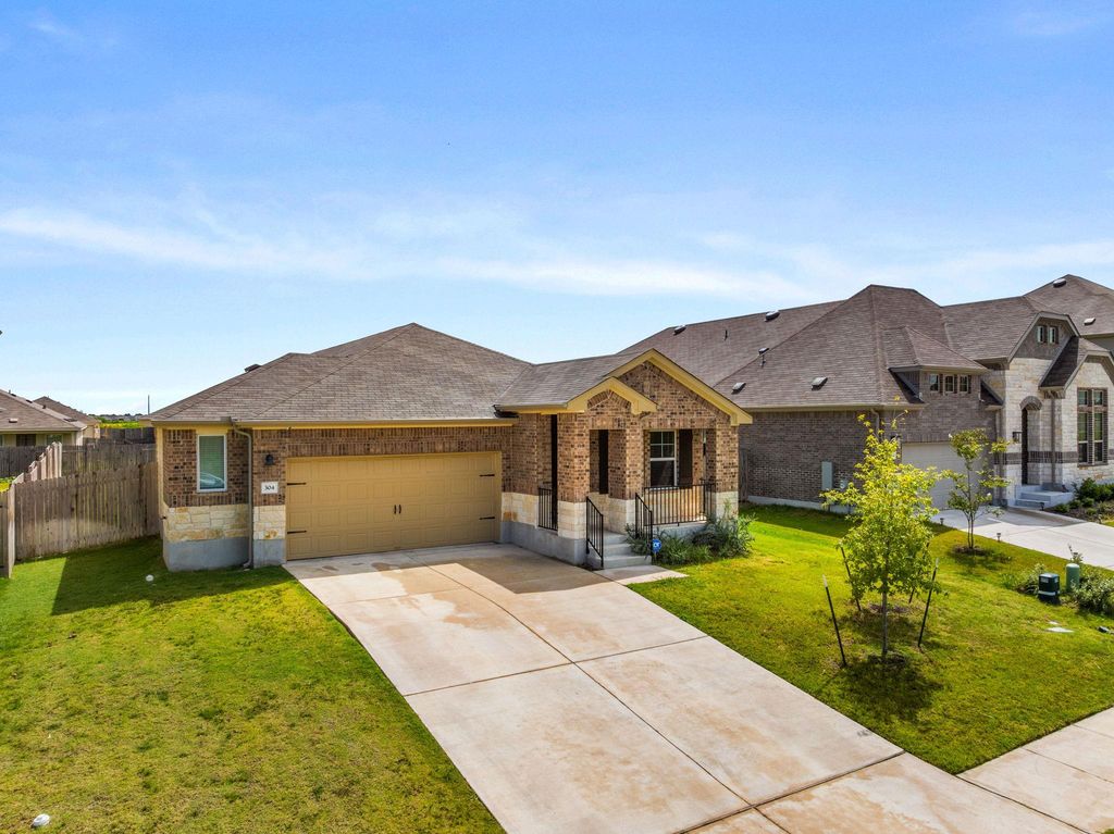 304 Giorgio Moroder DR, Hutto, TX 78634