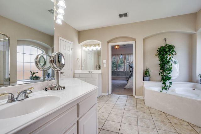 611 Creekwood Lane, Grand Prairie, TX 75052