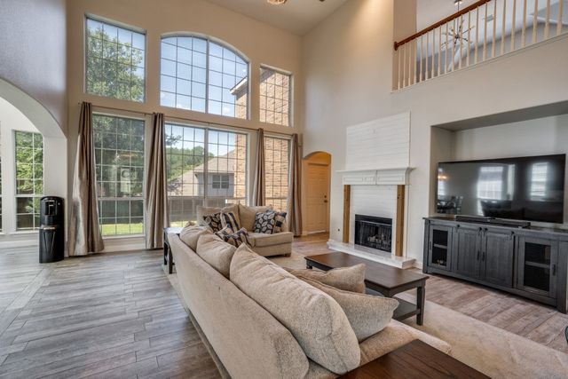 611 Creekwood Lane, Grand Prairie, TX 75052