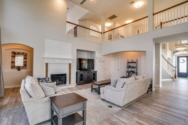 611 Creekwood Lane, Grand Prairie, TX 75052