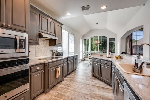 611 Creekwood Lane, Grand Prairie, TX 75052