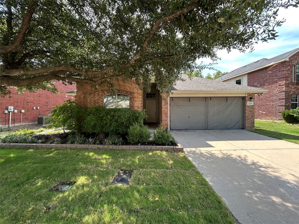 929 Warbler, Aubrey, TX 76227 — photo 2