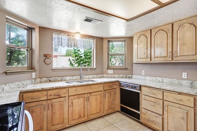 529 La Bajada Court NW, Albuquerque, NM 87105