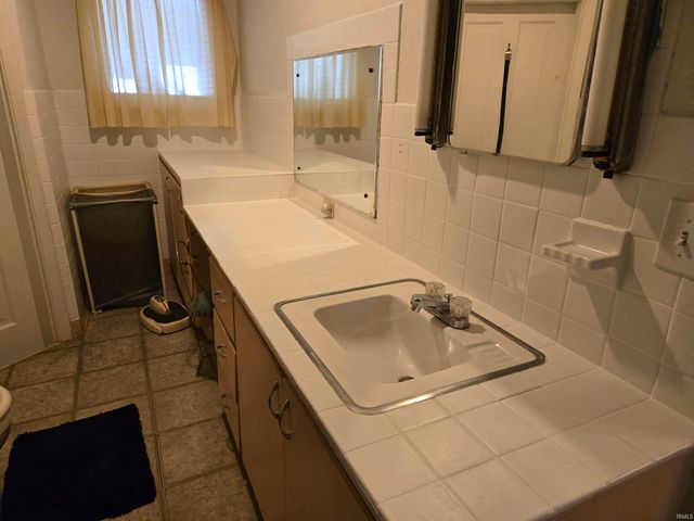 1007 N 10th Street, Vincennes, IN 47591