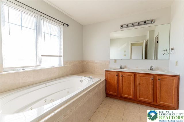 8376 Scenic View Drive, Upper Macungie Twp, PA 18031