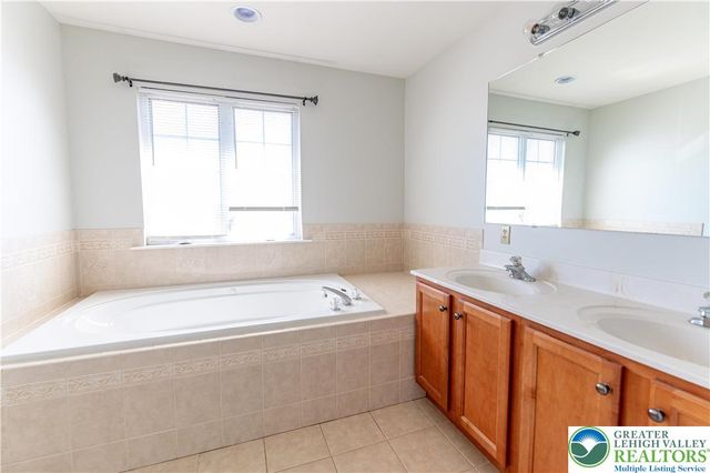 8376 Scenic View Drive, Upper Macungie Twp, PA 18031