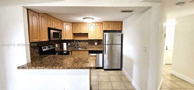 8290 Lake Dr 332, Doral, FL 33166