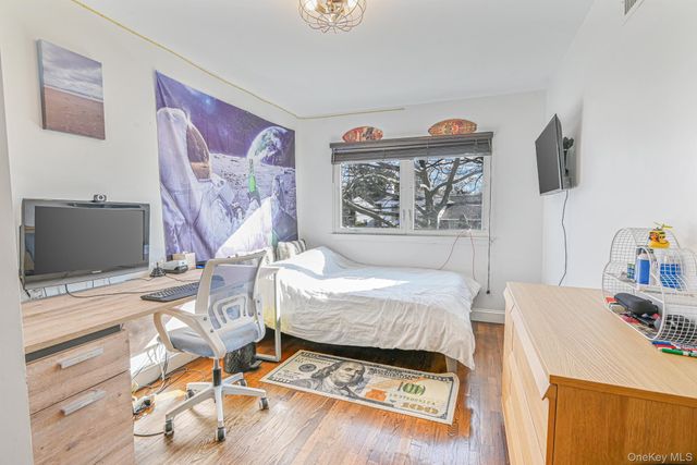 972 S End, Woodmere, NY 11598