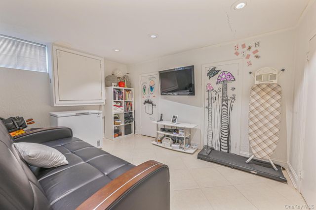 972 S End, Woodmere, NY 11598