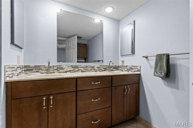 2037 Trailcrest Lane 8, Kirkwood, MO 63122