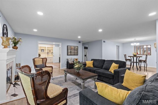 2037 Trailcrest Lane 8, Kirkwood, MO 63122