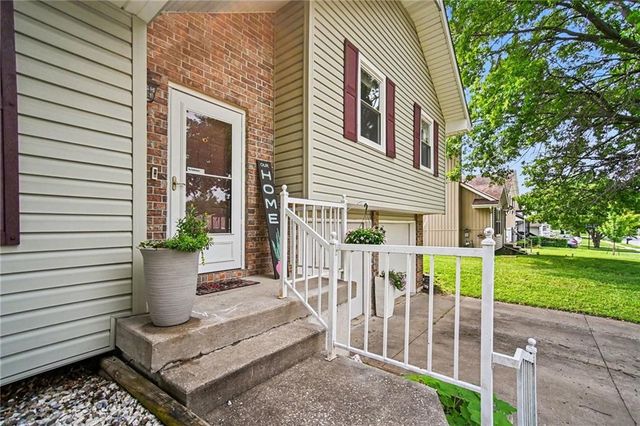 201 Cross Creek Drive, Grain Valley, MO 64029