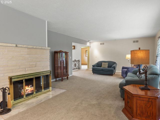 11946 Se BOYER Rd, Mc Minnville, OR 97128