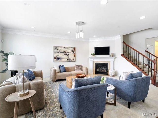 718 Savannah Crossing Way, Chesterfield, MO 63017