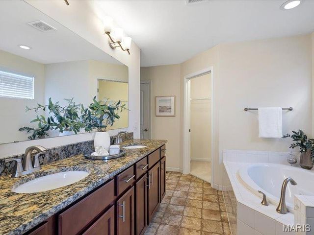 718 Savannah Crossing Way, Chesterfield, MO 63017