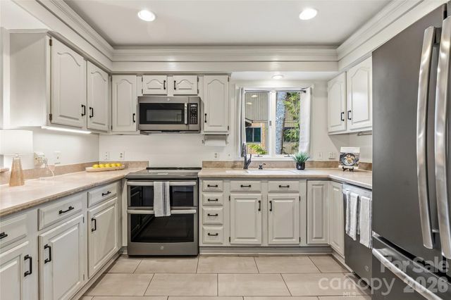 205 N Scarlet Oak Lane, Hendersonville, NC 28791