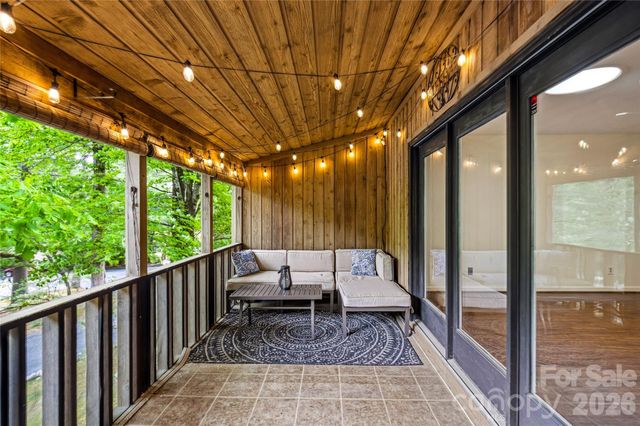 205 N Scarlet Oak Lane, Hendersonville, NC 28791