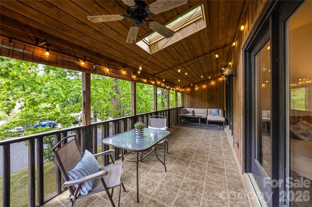 205 N Scarlet Oak Lane, Hendersonville, NC 28791