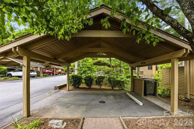 205 N Scarlet Oak Lane, Hendersonville, NC 28791