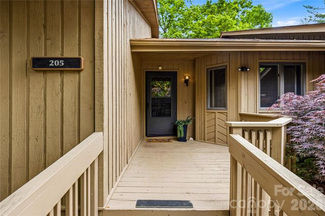 205 N Scarlet Oak Lane, Hendersonville, NC 28791