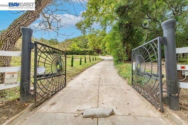35655 Palomares Rd, Castro Valley, CA 94552