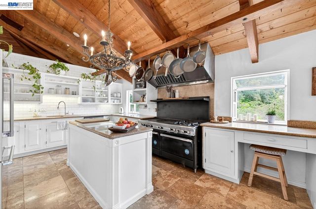 35655 Palomares Rd, Castro Valley, CA 94552
