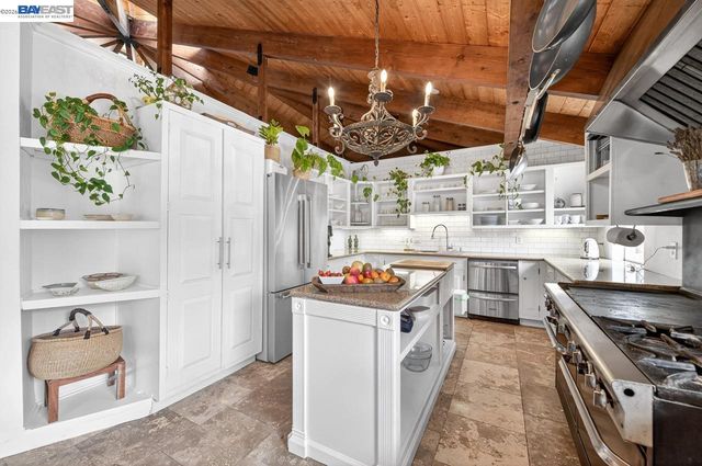35655 Palomares Rd, Castro Valley, CA 94552