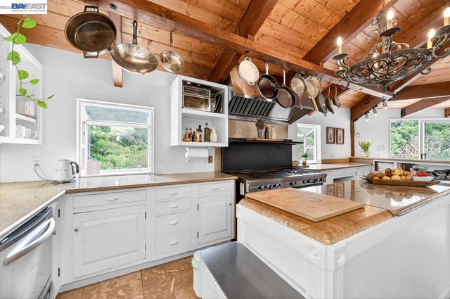 35655 Palomares Rd, Castro Valley, CA 94552