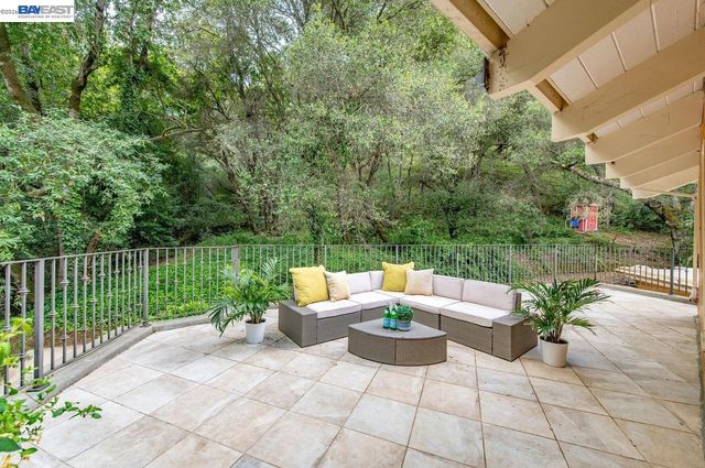 35655 Palomares Rd, Castro Valley, CA 94552