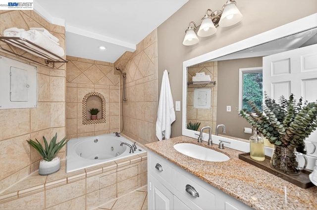 35655 Palomares Rd, Castro Valley, CA 94552