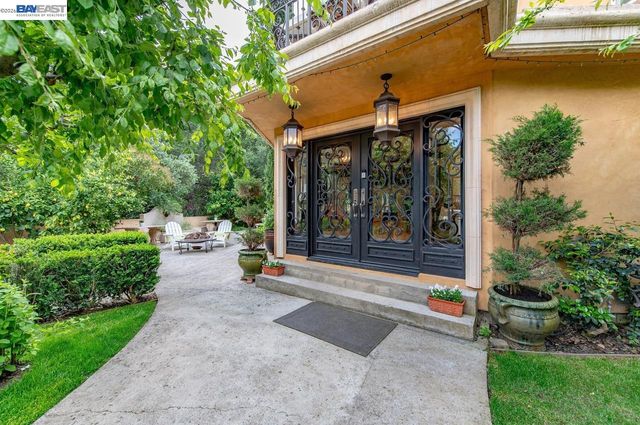 35655 Palomares Rd, Castro Valley, CA 94552
