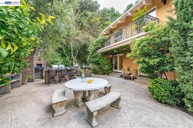 35655 Palomares Rd, Castro Valley, CA 94552