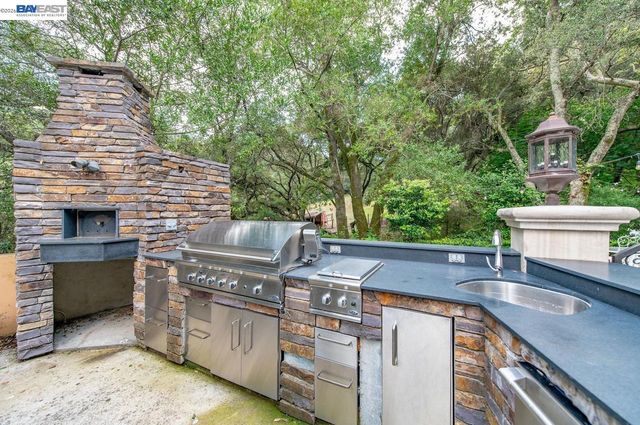 35655 Palomares Rd, Castro Valley, CA 94552