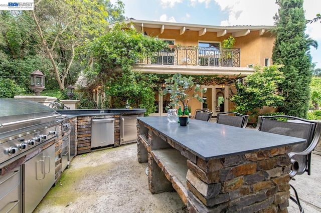 35655 Palomares Rd, Castro Valley, CA 94552