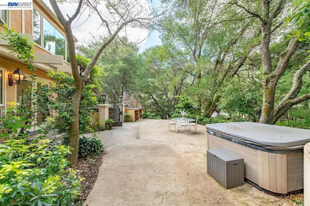 35655 Palomares Rd, Castro Valley, CA 94552